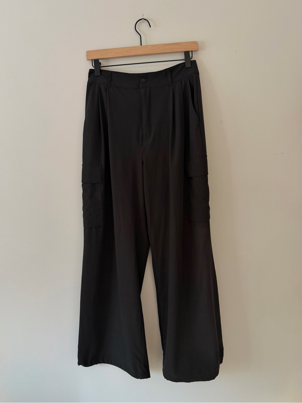 GapFit Black high rise Wide-Leg Cargo Pants
